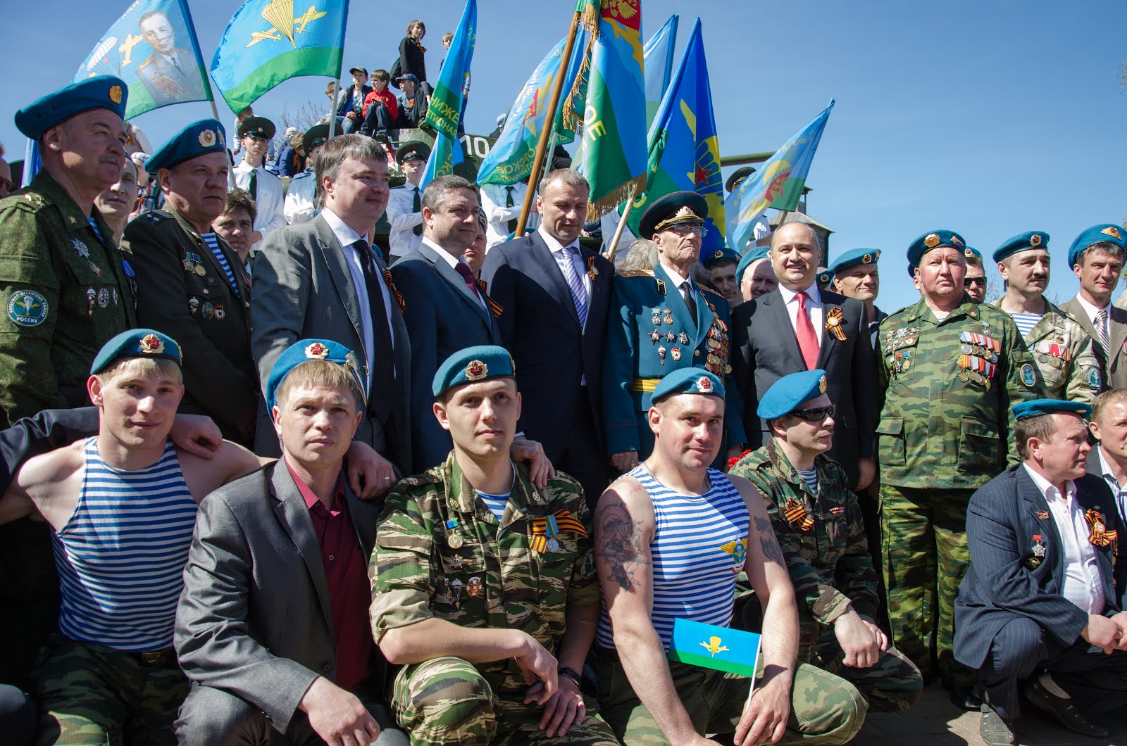 Памятное фото руководителей Областного правительства и властей города с ветеранами десантных войск