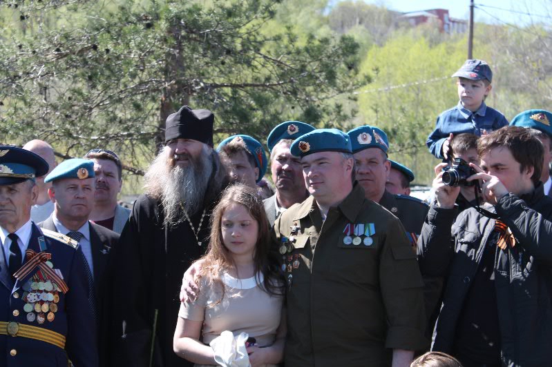 Артем Кавинов вместе с ветеранами ВДВ на закладке