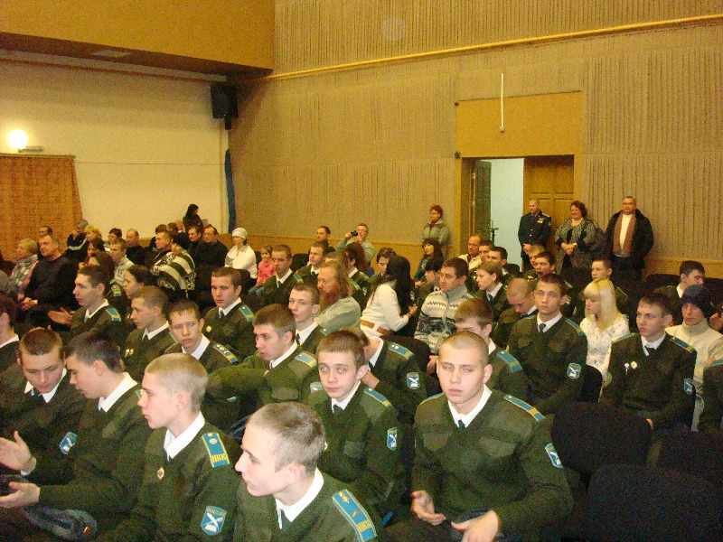 Присутствующие в зале кадеты и родители